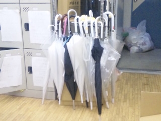 池袋美容室大量の傘.JPG